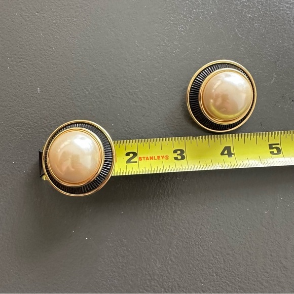 Vintage Oversized Faux Pearl Earrings Gold Tone Textured Rim Clip On 80s 90s - Picture 4 of 8